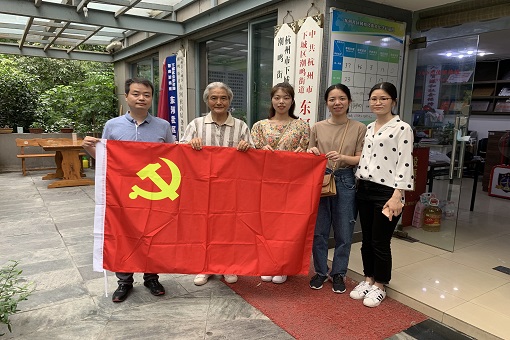 mansion88咨询杭州分公司党支部慰问社区难题老党员